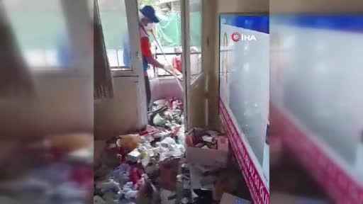Silivri’de bir evden 4 kamyon çöp çıktı