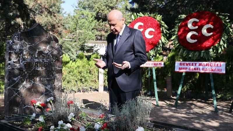 BAHÇELİ ALPARSLAN TÜRKEŞ'İN KABRİNİ ZİYARETETTİ