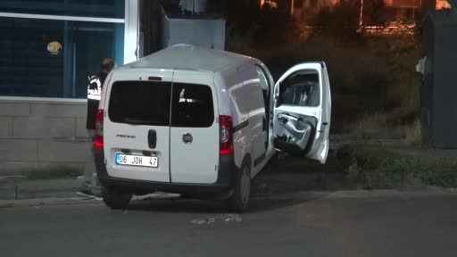 Ankara’da hafif ticari araç üst geçidin ayağına çarptı: 2 ölü, 1 yaralı