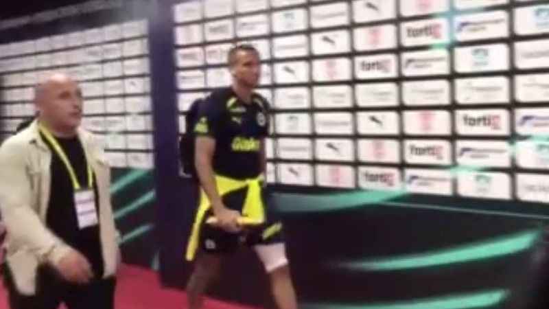 Fenerbahçeli Rodrigo Becao, stattan sekerek ayrıldı Fenerbahçeli Rodrigo Becao, stattan sekerek ayrıldı