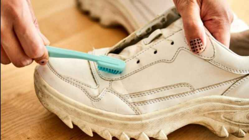 Beyaz spor ayakkabıları tertemiz yapan yöntem! Beyaz spor ayakkabı nasıl temizlenir?