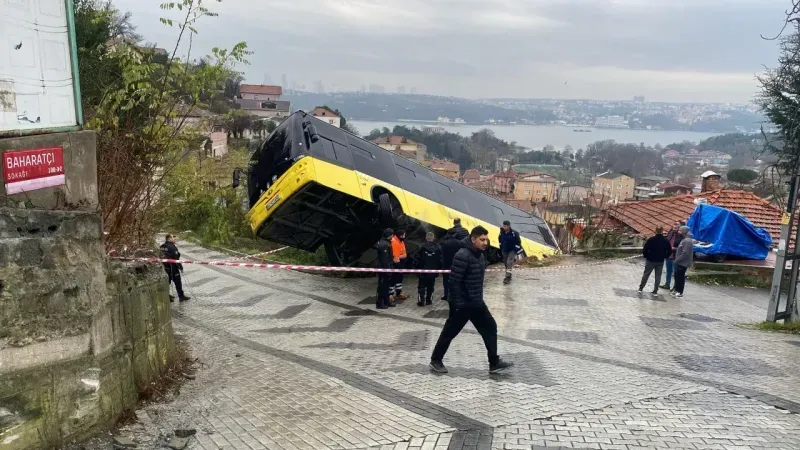 Beykoz’da yokuş aşağı kayan otobüs evin bahçesine düştü