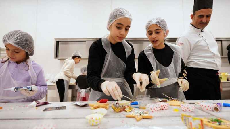 Başkan, yeni yıl kurabiyesi yapmak için kolları sıvadı Başkan, yeni yıl kurabiyesi yapmak için kolları sıvadı