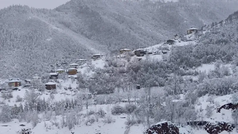 Bir ilde eğitime kar molası! Öğrencilere 1 günlük tatil Bir ilde eğitime kar molası! Öğrencilere 1 günlük tatil