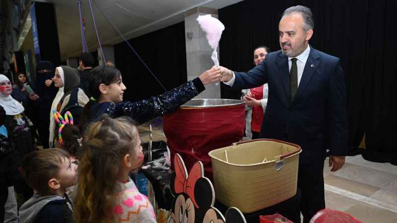 Bursa'da yetim çocuklara giysi desteği