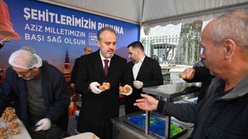 Bursa'da şehitler için 5 bin kişiye lokma dağıtıldı Bursa'da şehitler için 5 bin kişiye lokma dağıtıldı