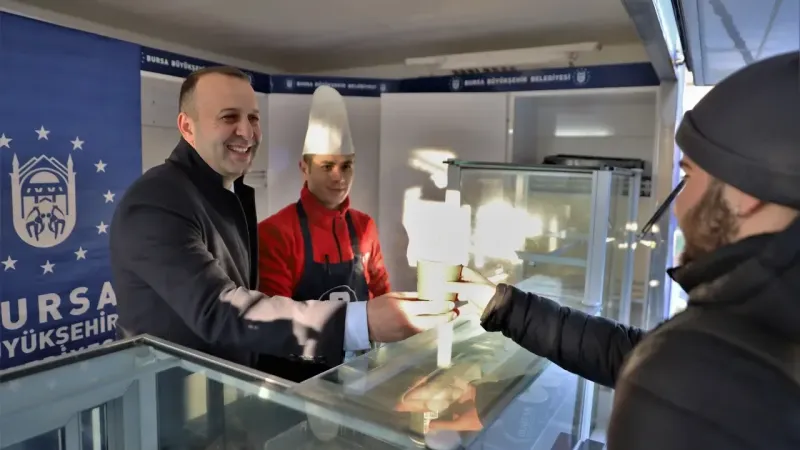 Bursa Büyükşehir Belediyesi’nden öğrencilere sıcak çorba ikramı