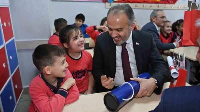 Bursa'da karne coşkusu: 795 bin öğrenci karne aldı