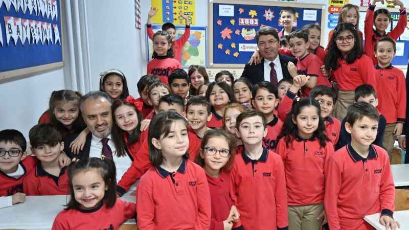 Bursa'da karne coşkusu: 795 bin öğrenci karne aldı