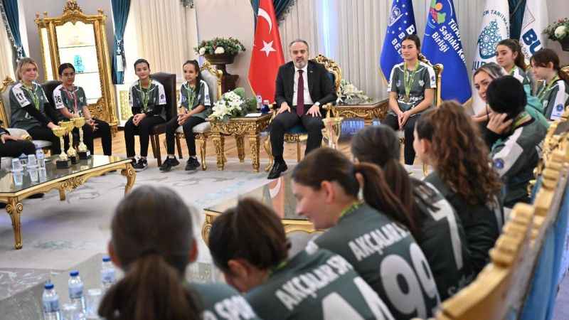 Şampiyon Softball oyuncuları Başkan Aktaş’ı ziyaret etti Şampiyon Softball oyuncuları Başkan Aktaş’ı ziyaret etti