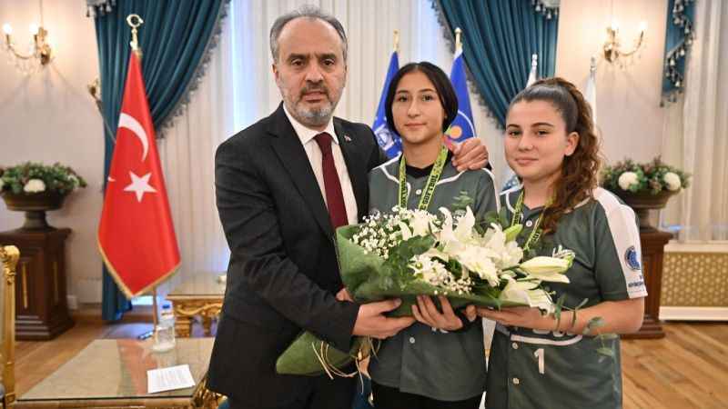 Şampiyon Softball oyuncuları Başkan Aktaş’ı ziyaret etti Şampiyon Softball oyuncuları Başkan Aktaş’ı ziyaret etti