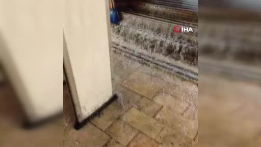 İstanbul’da sağanak yağış: Mısır Çarşısı’nı su bastı İstanbul’da sağanak yağış: Mısır Çarşısı’nı su bastı
