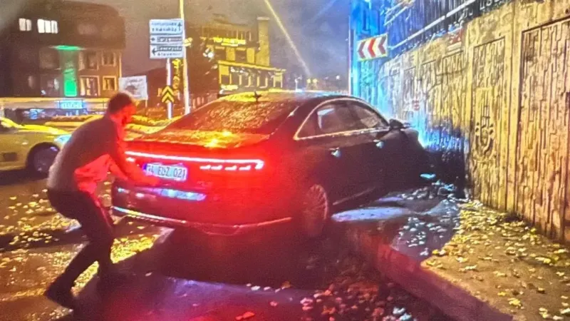 CHP’li İlgezdi adına kiralanan lüks aracın alkollü sürücüsü kaza yaptı.