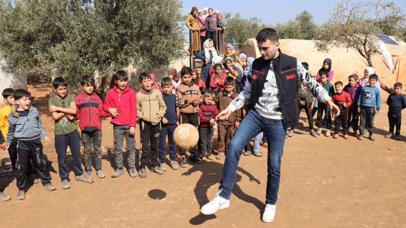 CZN Burak savaş mağduru çocuklar için yemek yaptı CZN Burak savaş mağduru çocuklar için yemek yaptı