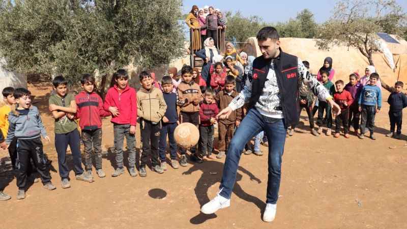 CZN Burak savaş mağduru çocuklar için yemek yaptı CZN Burak savaş mağduru çocuklar için yemek yaptı