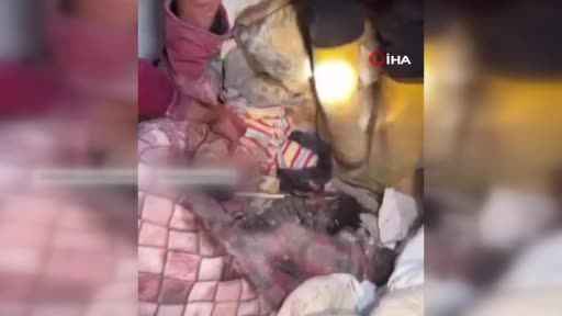 Gazze'de bir bebek enkaz altından canlı çıkarıldı Gazze'de bir bebek enkaz altından canlı çıkarıldı