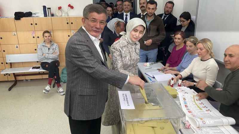 Ahmet Davutoğlu oyunu İstanbul’da kullandı