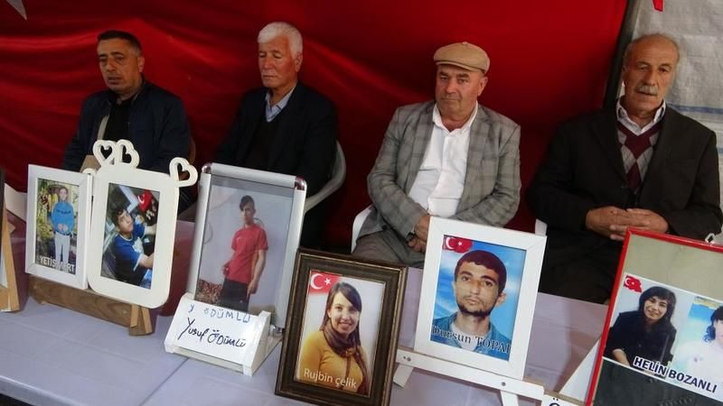 Oğlumun elindeki kalemi kırıp yerine silah verdiler Oğlumun elindeki kalemi kırıp yerine silah verdiler