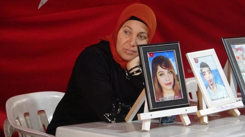 Oğlumun elindeki kalemi kırıp yerine silah verdiler Oğlumun elindeki kalemi kırıp yerine silah verdiler