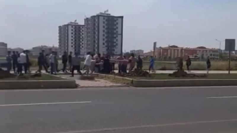 Diyarbakır'da kızlar yol ortasında saç saça kavgaya tutuştu Diyarbakır'da kızlar yol ortasında saç saça kavgaya tutuştu