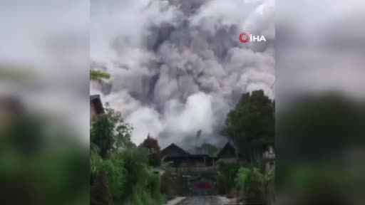 Merapi Yanardağı yeniden patladı, binlerce kişi tahliye edildi