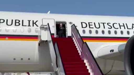 Almanya Cumhurbaşkanı Steinmeier, Katar'da havaalanında 30 dakika bekledi