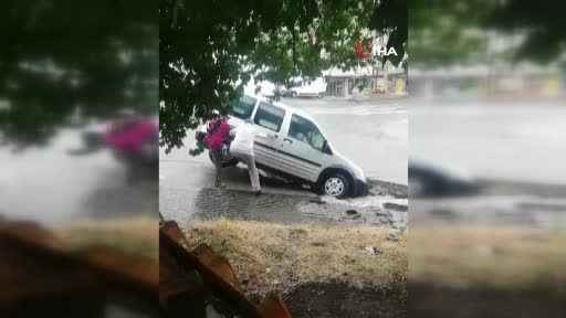 Ankara’da çöken yola otomobil düştü Ankara’da çöken yola otomobil düştü