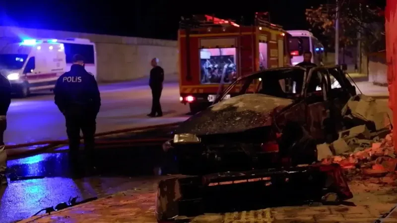 Edirne’de 4 kişi kaza yapan araçta yanarak öldü