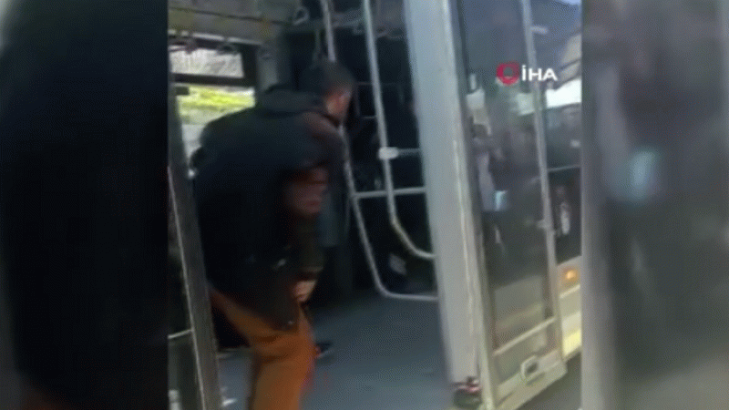 Metrobüs'te bıçaklı kavga: 3 kişi yaralandı 