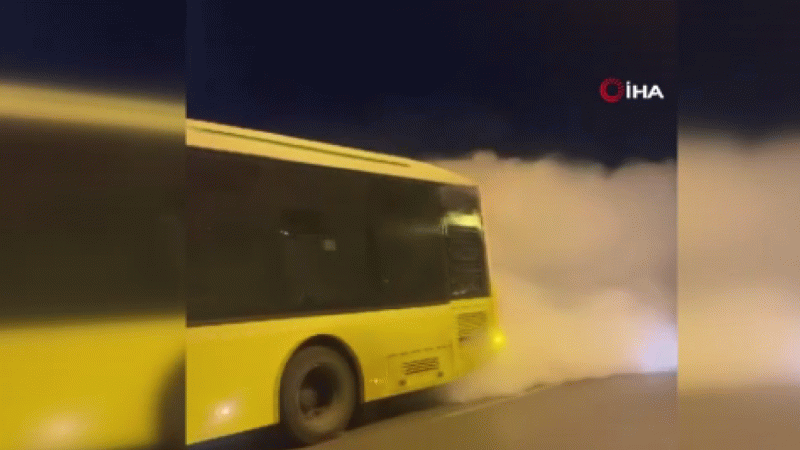İETT otobüsünü gören hayrete düştü: Dumanlar eşliğinde yoluna devam etti İETT otobüsünü gören hayrete düştü: Dumanlar eşliğinde yoluna devam etti