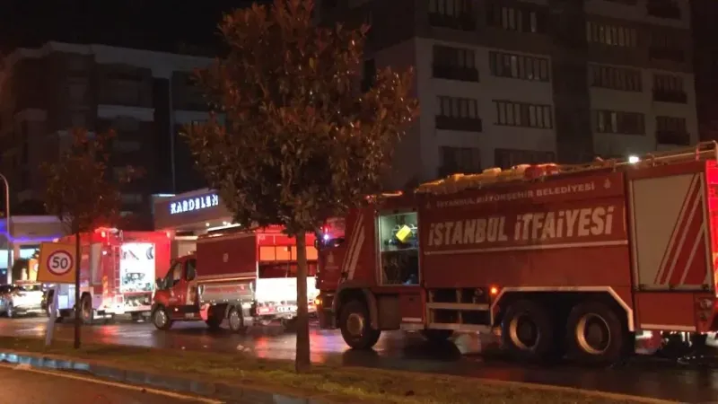 Elektrikli araç alev topuna döndü! Apartman tahliye edildi