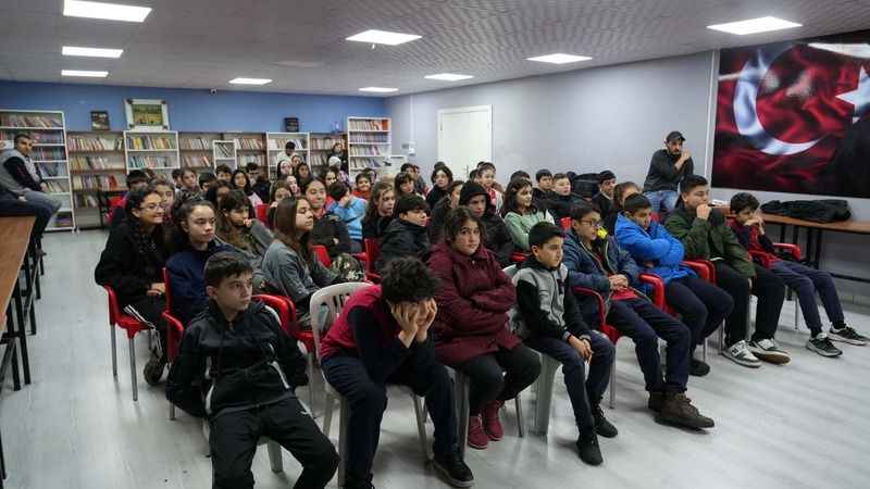 Esenler'de öğrenciler tiyatro sahnesinde Esenler'de öğrenciler tiyatro sahnesinde