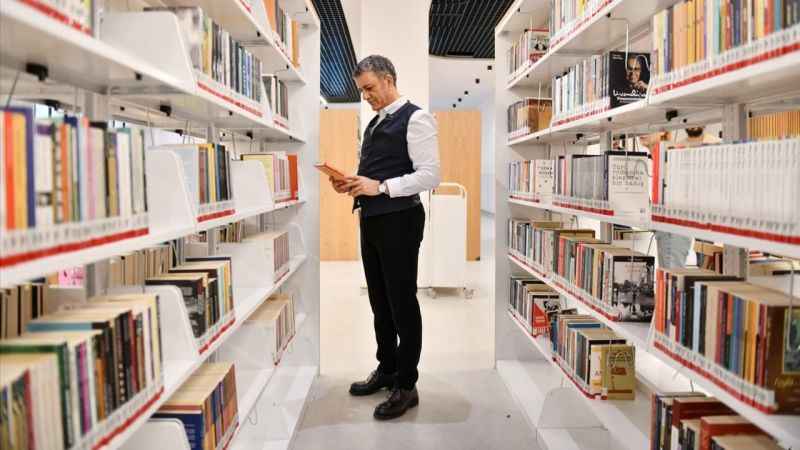 Belediye Başkanı çocuklara masal kitabı seslendirdi Belediye Başkanı çocuklara masal kitabı seslendirdi