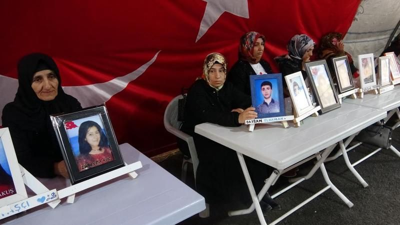 HDP evlat nöbetindeki ailelerin sesini müzikle bastırmaya çalıştı