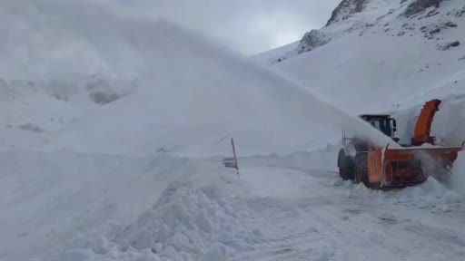 Karabet Geçidi'nde kar kalınlığı 2 metre 64 santimetreye ulaştı