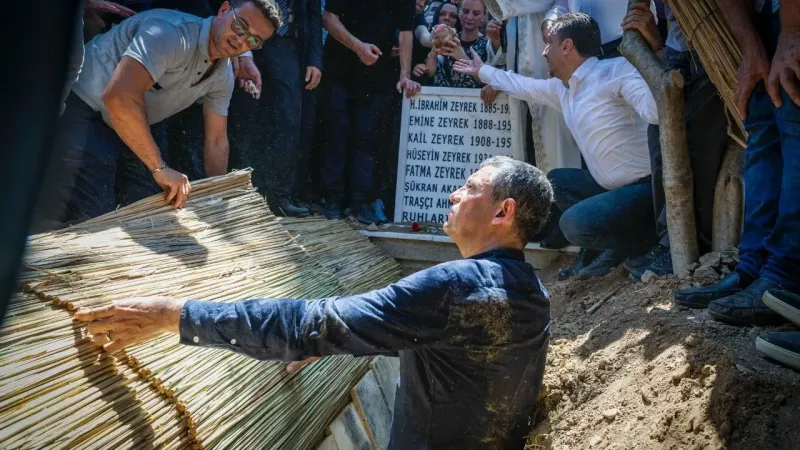 Ferdi Zeyrek'in defin fotoğrafı reklam konusu oldu