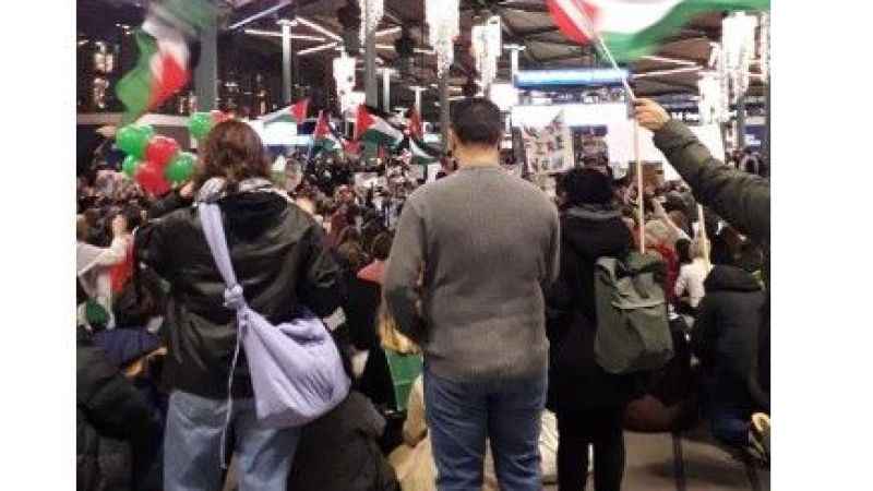 Amsterdam’daki Schipol Havalimanı’nda "Gazze'de ateşkes" çağrısı Amsterdam’daki Schipol Havalimanı’nda "Gazze'de ateşkes" çağrısı