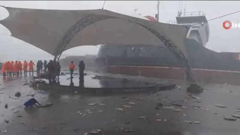 Zonguldak'ta gemi karaya oturdu, mürettebat tahliye ediliyor Zonguldak'ta gemi karaya oturdu, mürettebat tahliye ediliyor