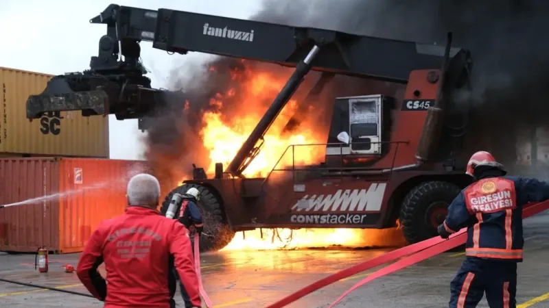Giresun’da liman yangını! 1 makine kullanılamaz hale geldi