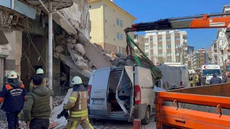 Güngören'de metruk bir bina çöktü