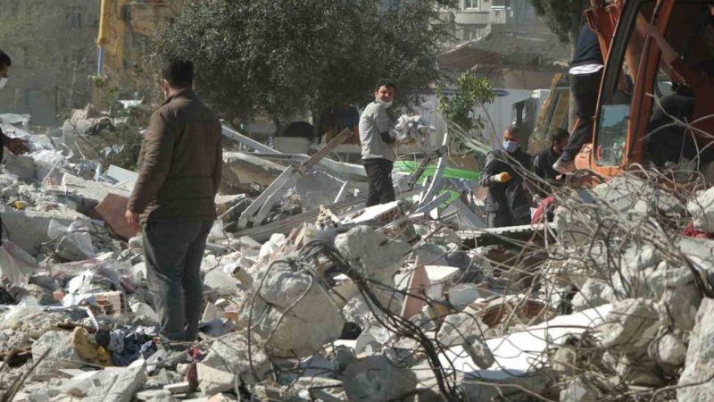 Hatay’da enkazdan milyonluk ürünleri kurtarma çabası Hatay’da enkazdan milyonluk ürünleri kurtarma çabası