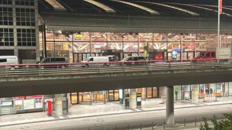 Hamburg Havalimanı'nda silahlı bir kişi arabayla aprona girdi