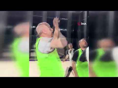 Eski Bakan Varank, Cumhurbaşkanı Erdoğan'la basketbol oynadı Eski Bakan Varank, Cumhurbaşkanı Erdoğan'la basketbol oynadı
