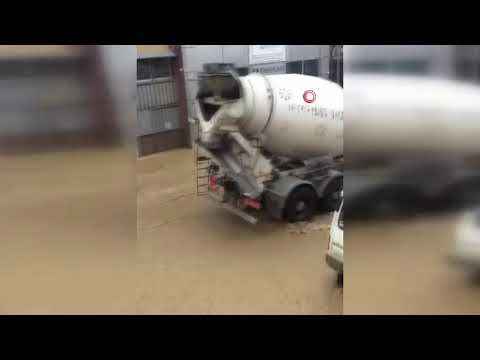 Trabzon'da su borusu patladı, yollar göle döndü