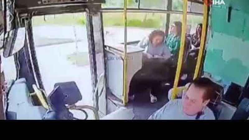 Kapısı açık otobüsten düşen kadın ağır yaralandı Kapısı açık otobüsten düşen kadın ağır yaralandı