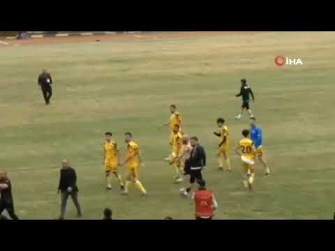 Futbolu bırakıp yumruklaştılar, maçta 16 kırmızı kart çıktı