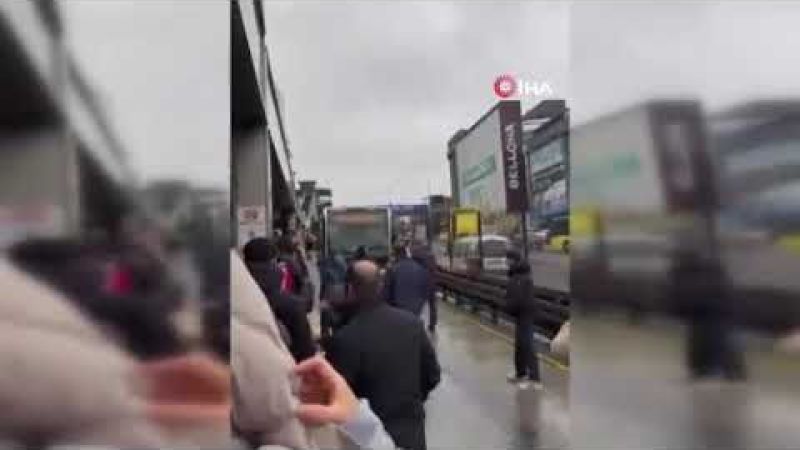 Metrobüs vatandaşları çileden çıkarttı Metrobüs vatandaşları çileden çıkarttı
