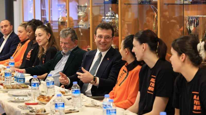 İmamoğlu, Eczacıbaşı Dynavit'i ziyaret etti İmamoğlu, Eczacıbaşı Dynavit'i ziyaret etti