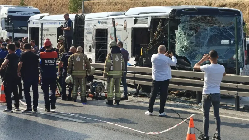 Metrobüs bariyerlere çarptı: 1 ölü, 47 yaralı