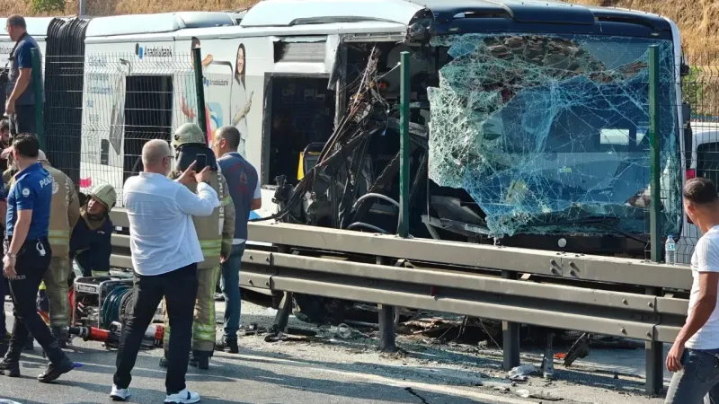 Metrobüs bariyerlere çarptı: 1 ölü, 47 yaralı